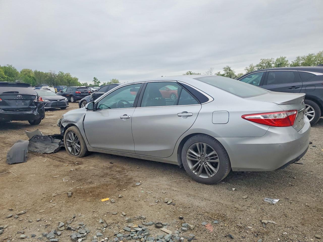2016 TOYOTA CAMRY SE photo 2