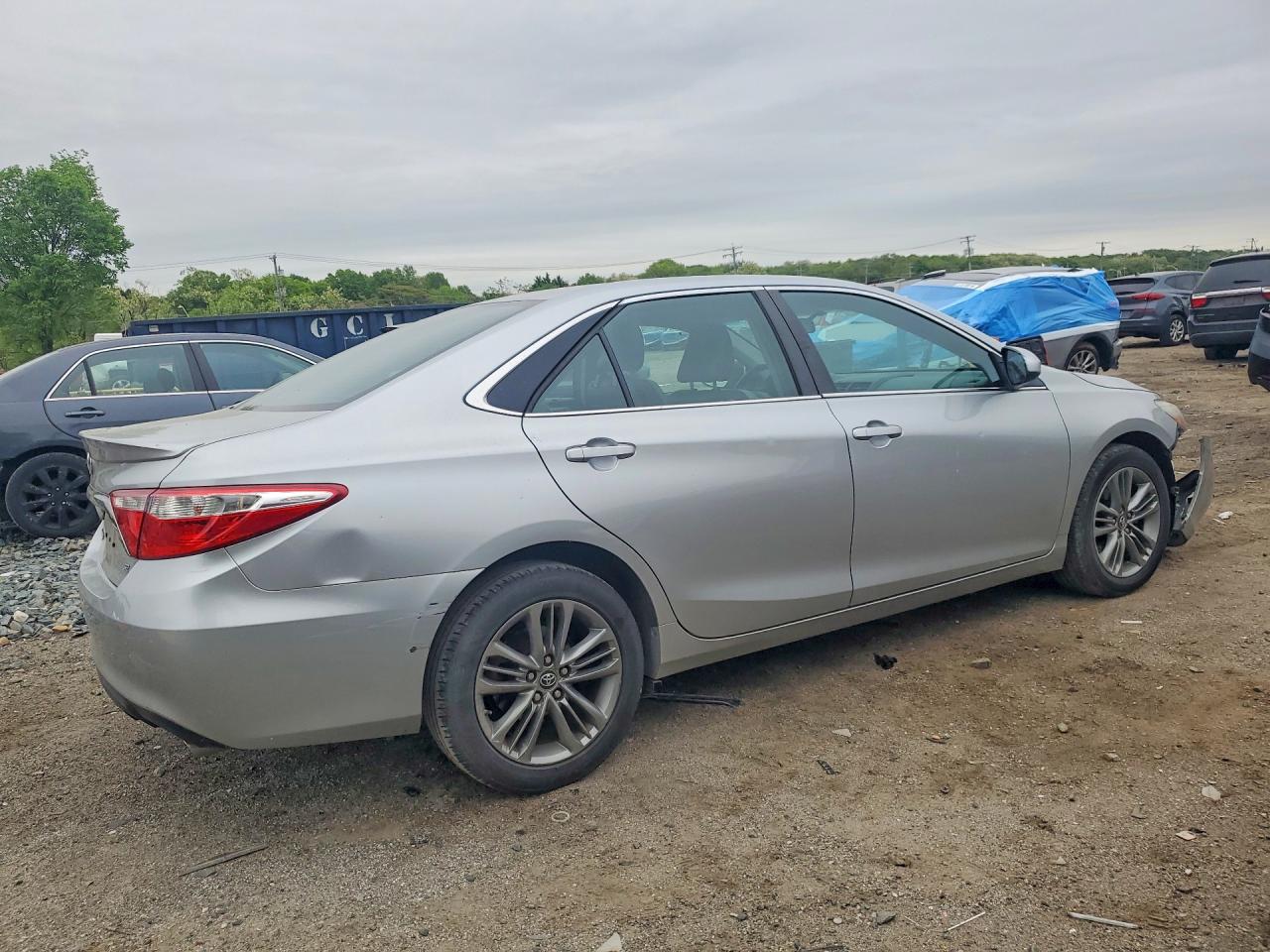2016 TOYOTA CAMRY SE photo 3