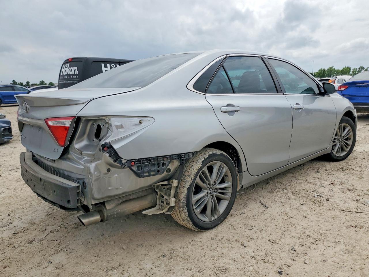 2017 TOYOTA CAMRY SE photo 3