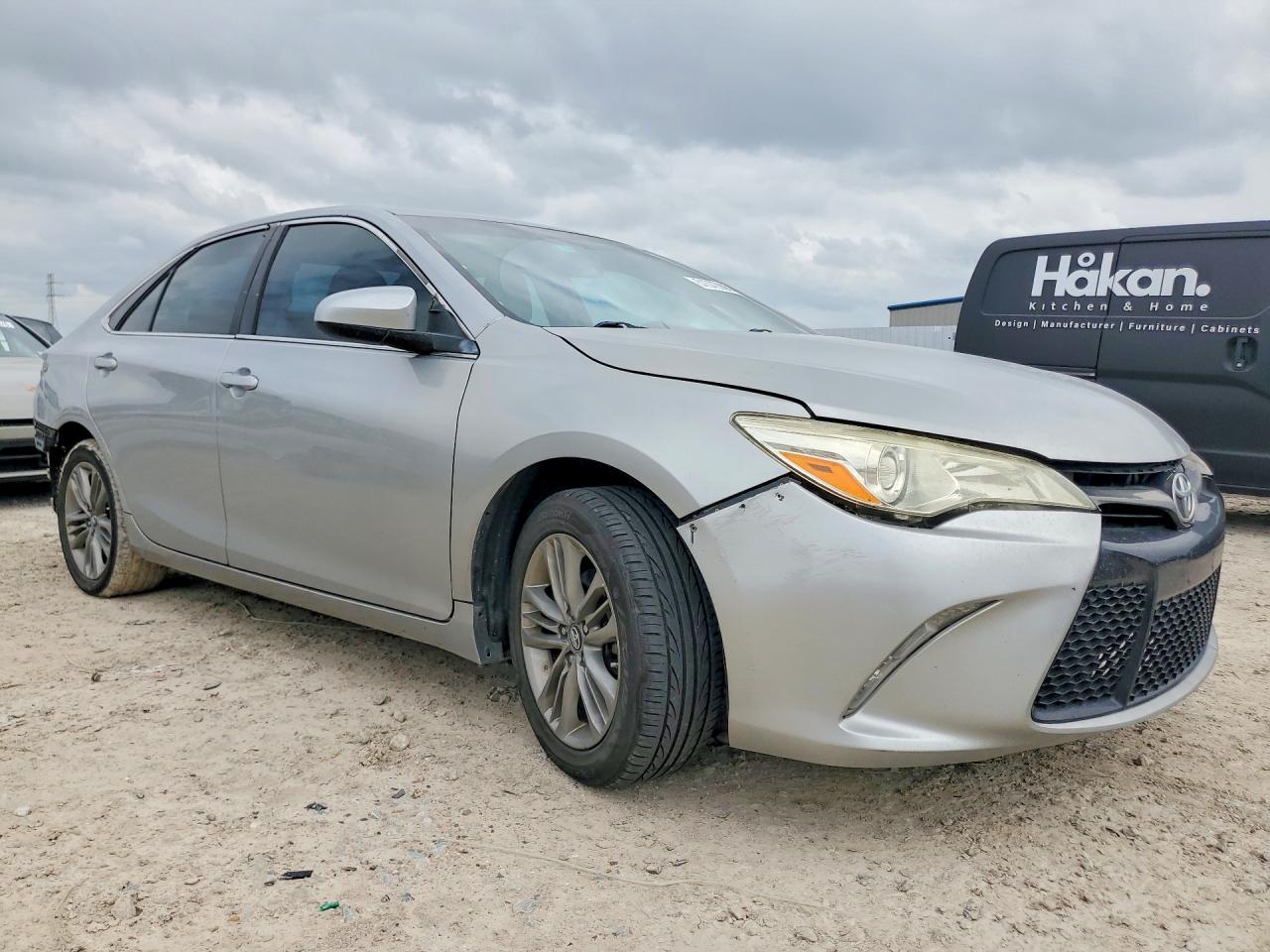 2017 TOYOTA CAMRY SE photo 4