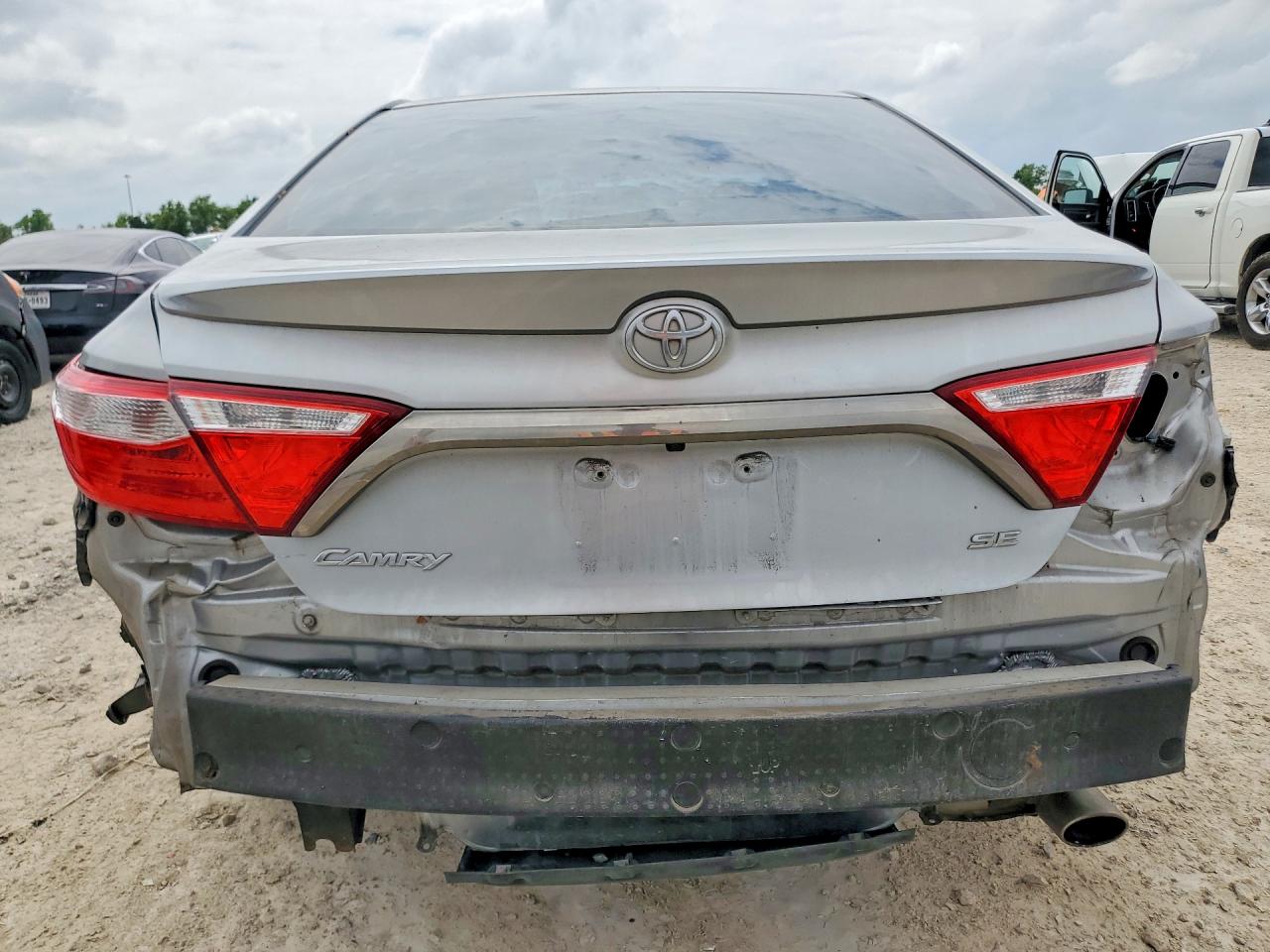 2017 TOYOTA CAMRY SE photo 6