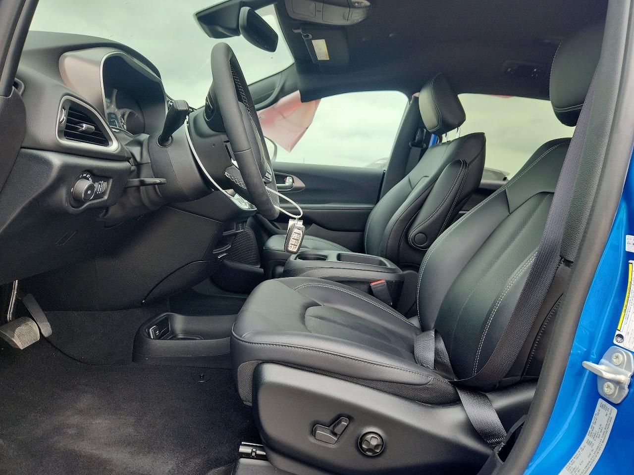2026 CHRYSLER PACIFICA SELECT photo 13