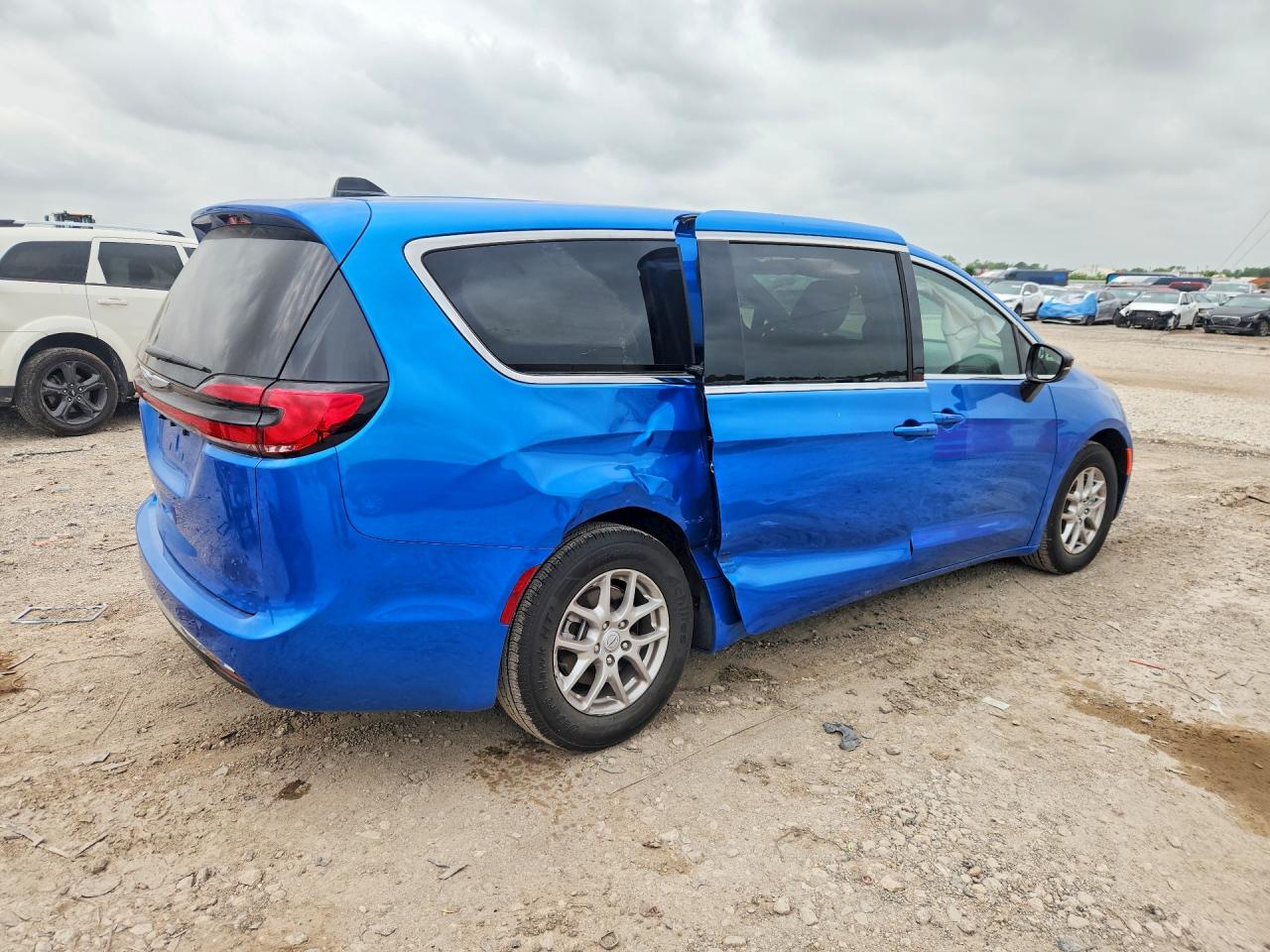 2026 CHRYSLER PACIFICA SELECT photo 5