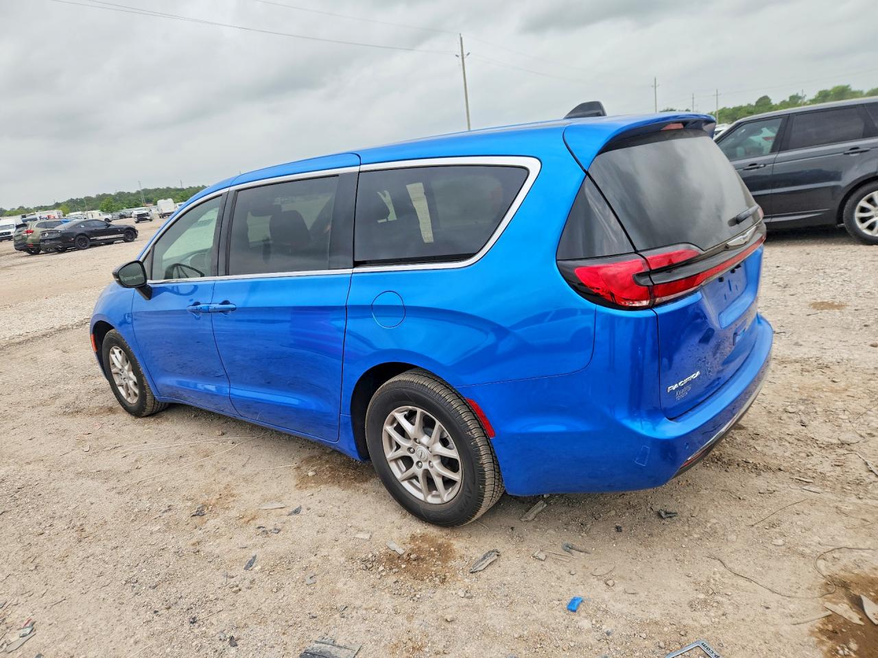 2026 CHRYSLER PACIFICA SELECT photo 3