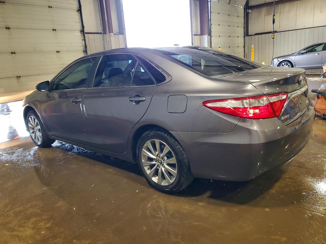 2015 TOYOTA CAMRY XLE photo 4