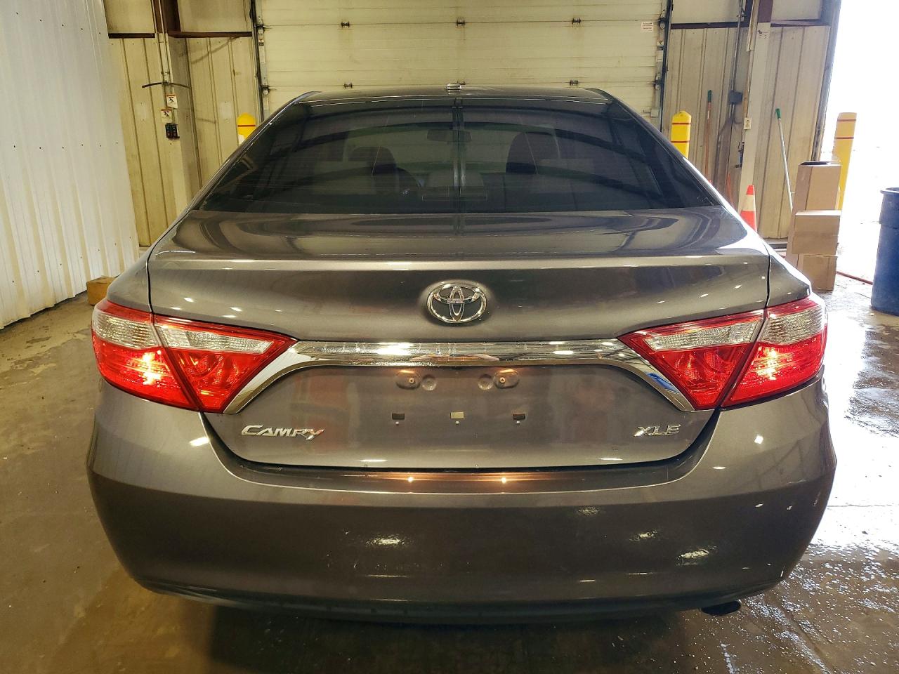 2015 TOYOTA CAMRY XLE photo 16