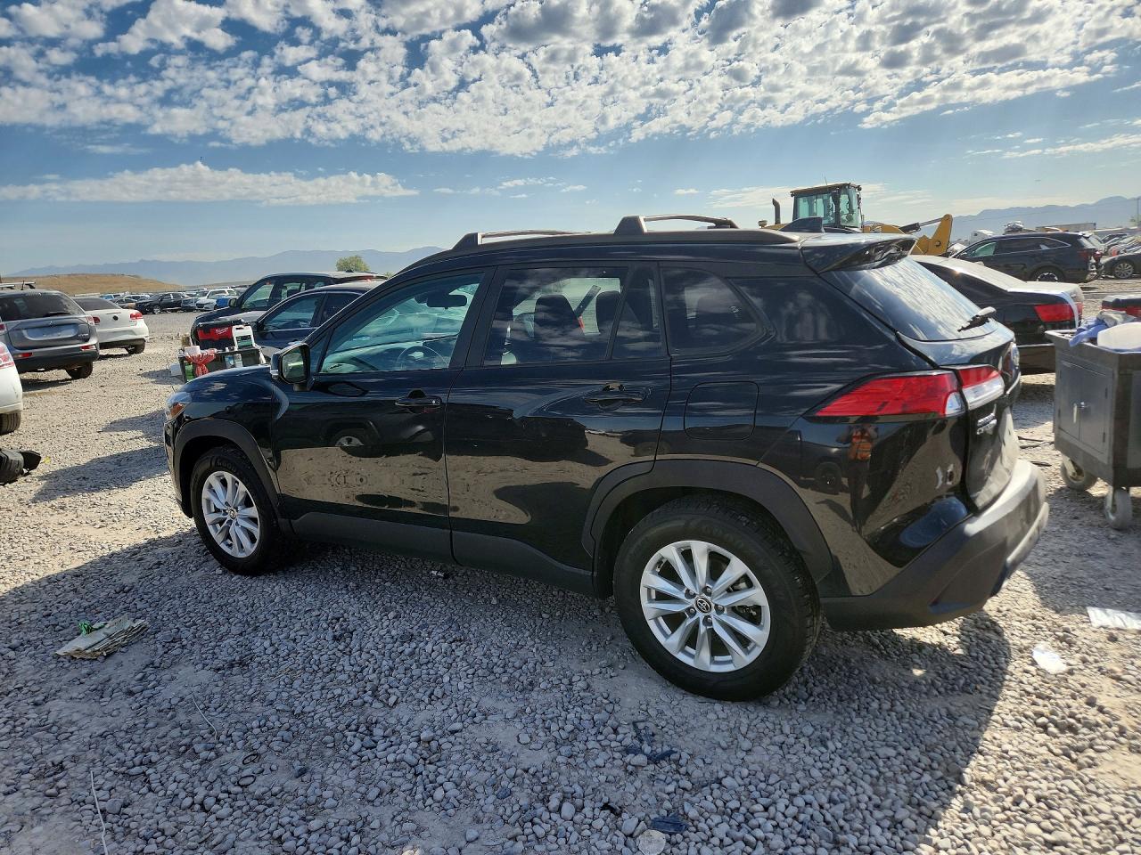 2023 TOYOTA COROLLA CROSS LE photo 2
