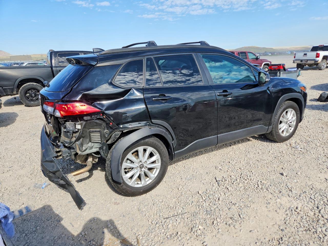 2023 TOYOTA COROLLA CROSS LE photo 3