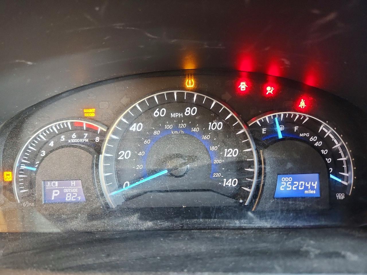 2012 TOYOTA CAMRY XLE photo 9