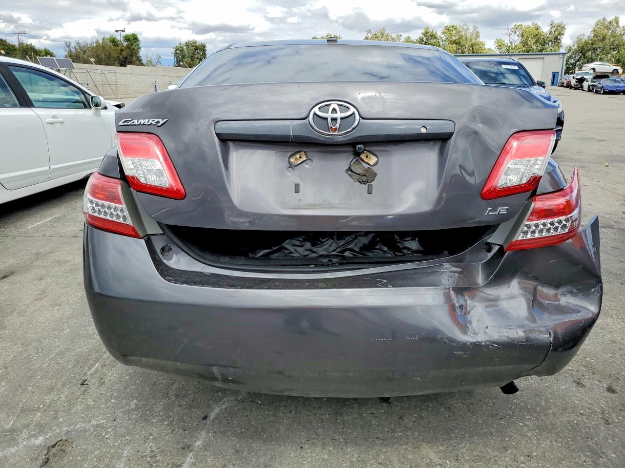 2011 TOYOTA CAMRY LE photo 11