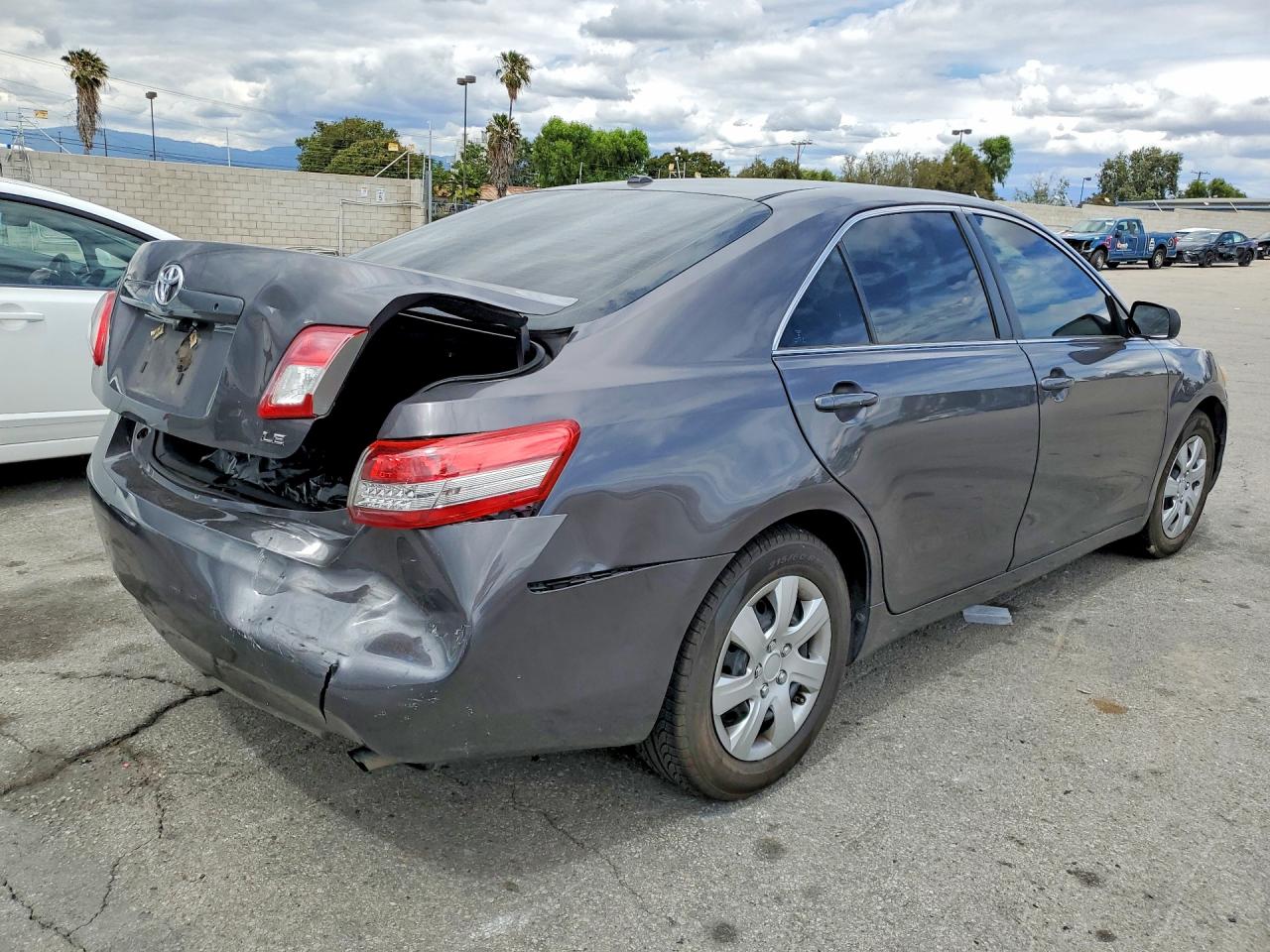 2011 TOYOTA CAMRY LE photo 5