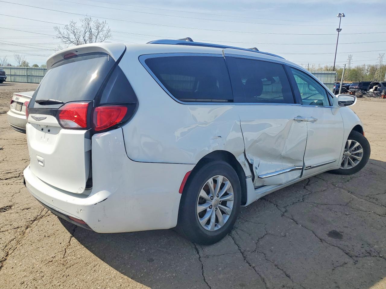 2019 CHRYSLER PACIFICA TOURING L photo 7