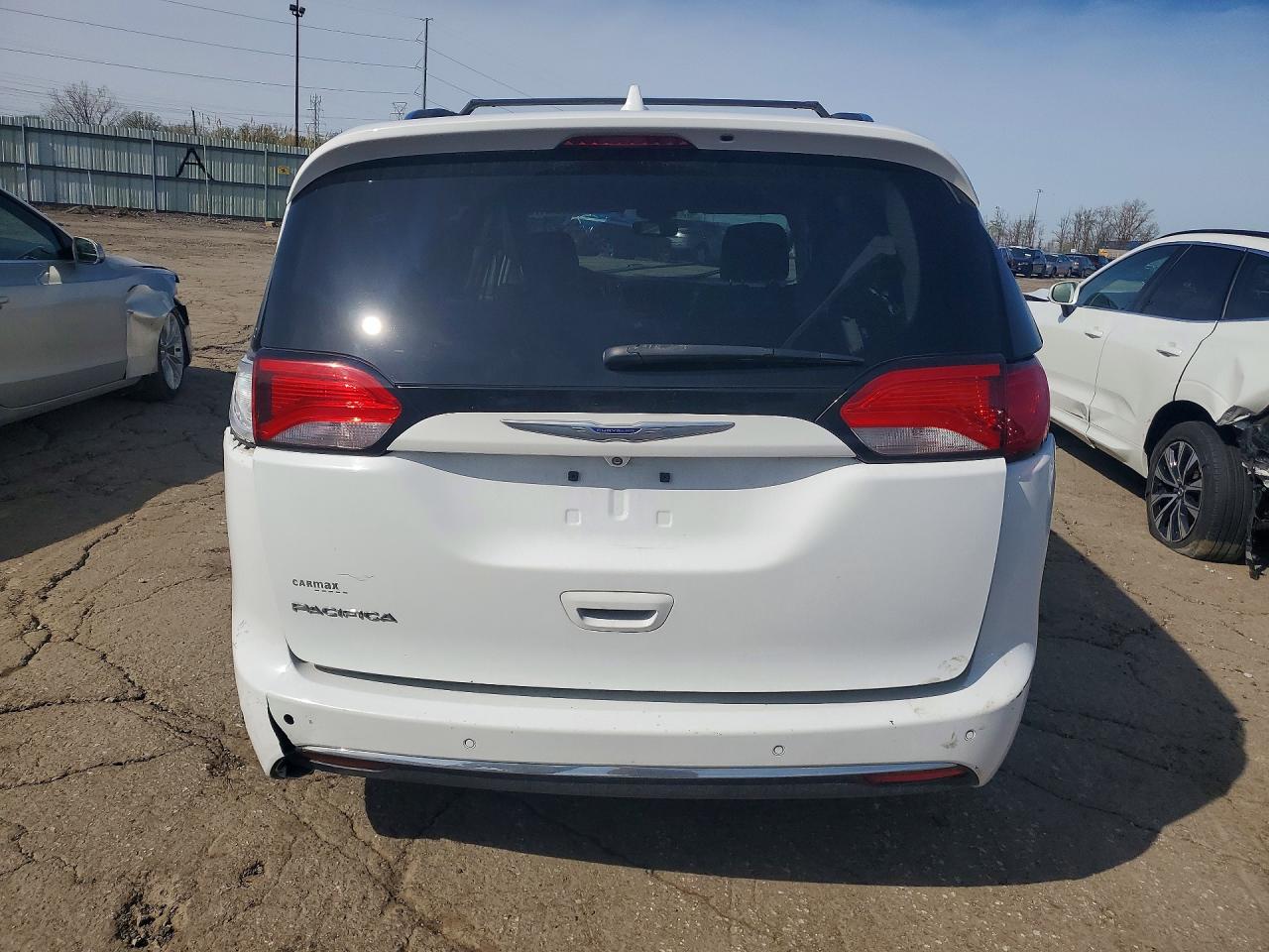 2019 CHRYSLER PACIFICA TOURING L photo 16