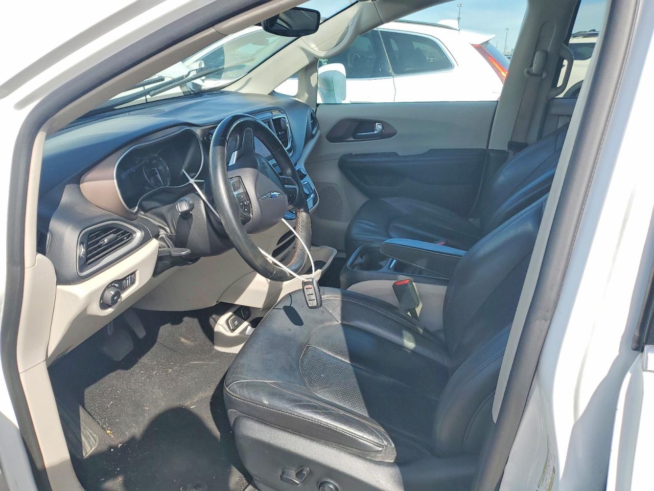 2019 CHRYSLER PACIFICA TOURING L photo 19