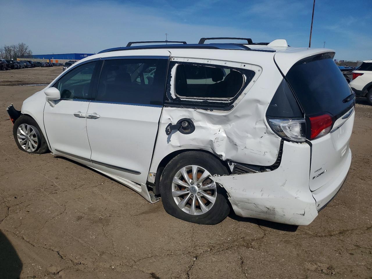 2019 CHRYSLER PACIFICA TOURING L photo 4