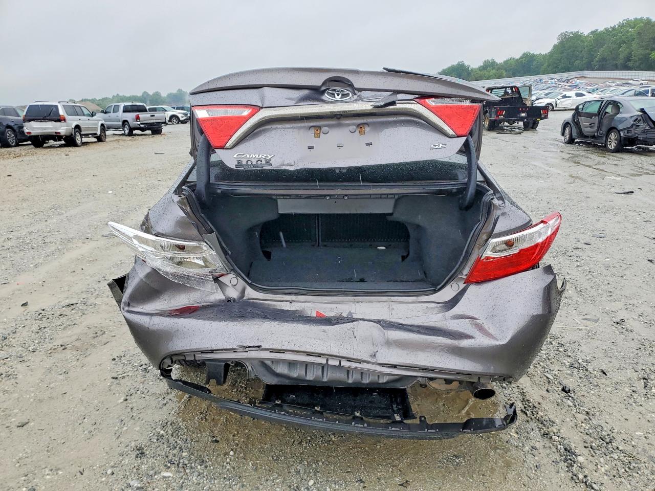 2015 TOYOTA CAMRY SE photo 16