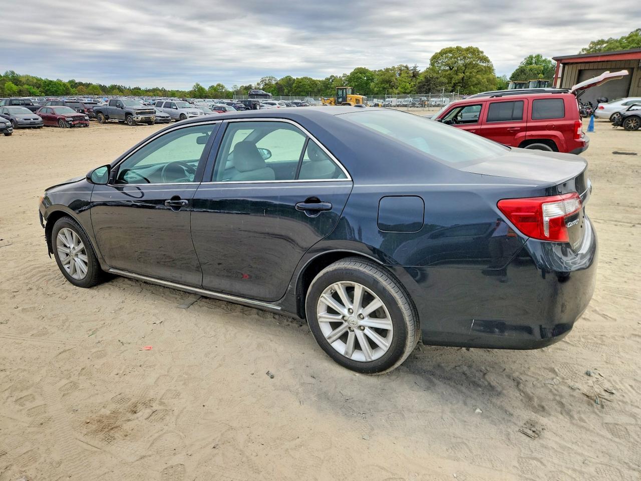 2014 TOYOTA CAMRY XLE photo 3