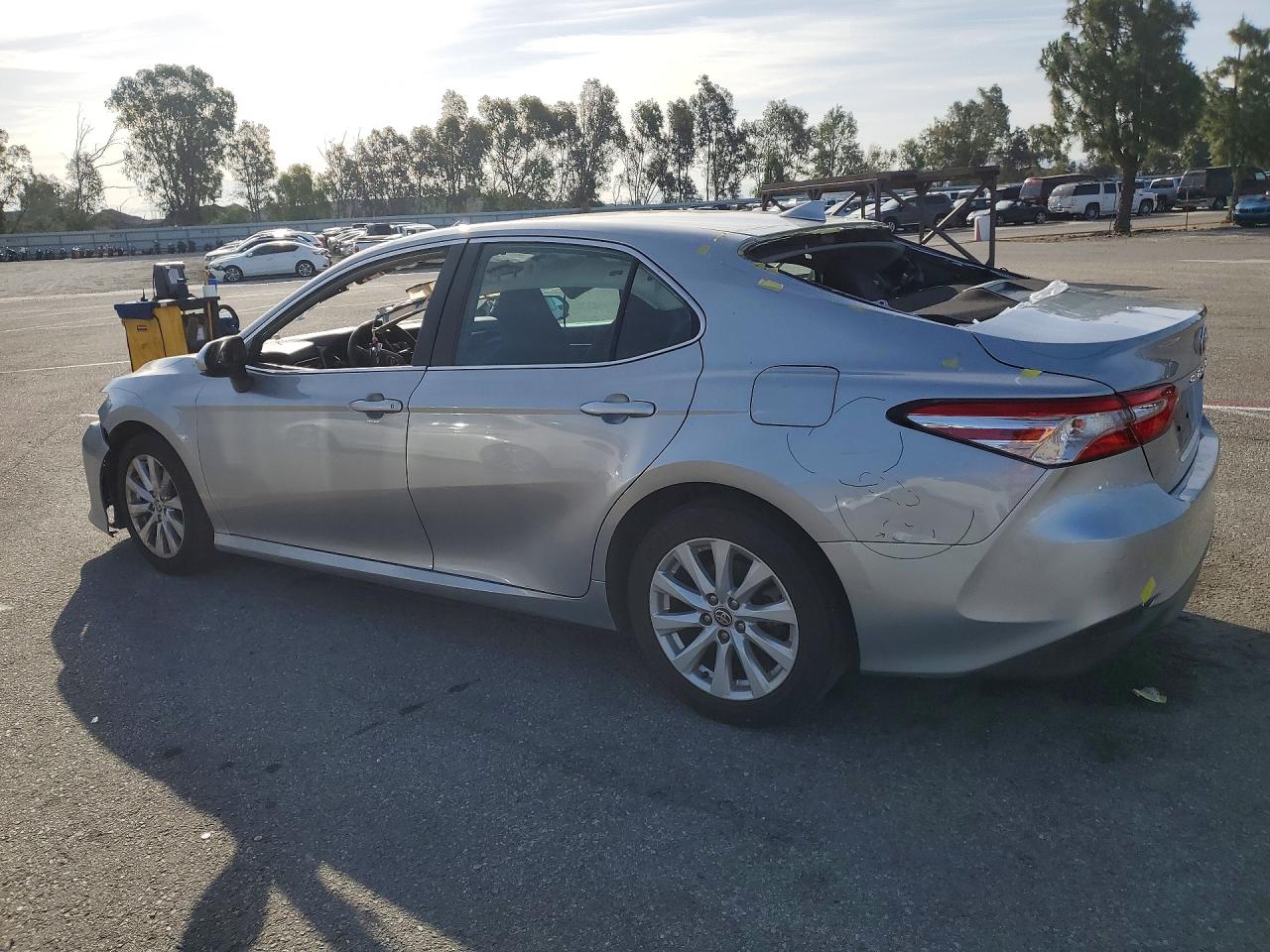 2020 TOYOTA CAMRY LE photo 3