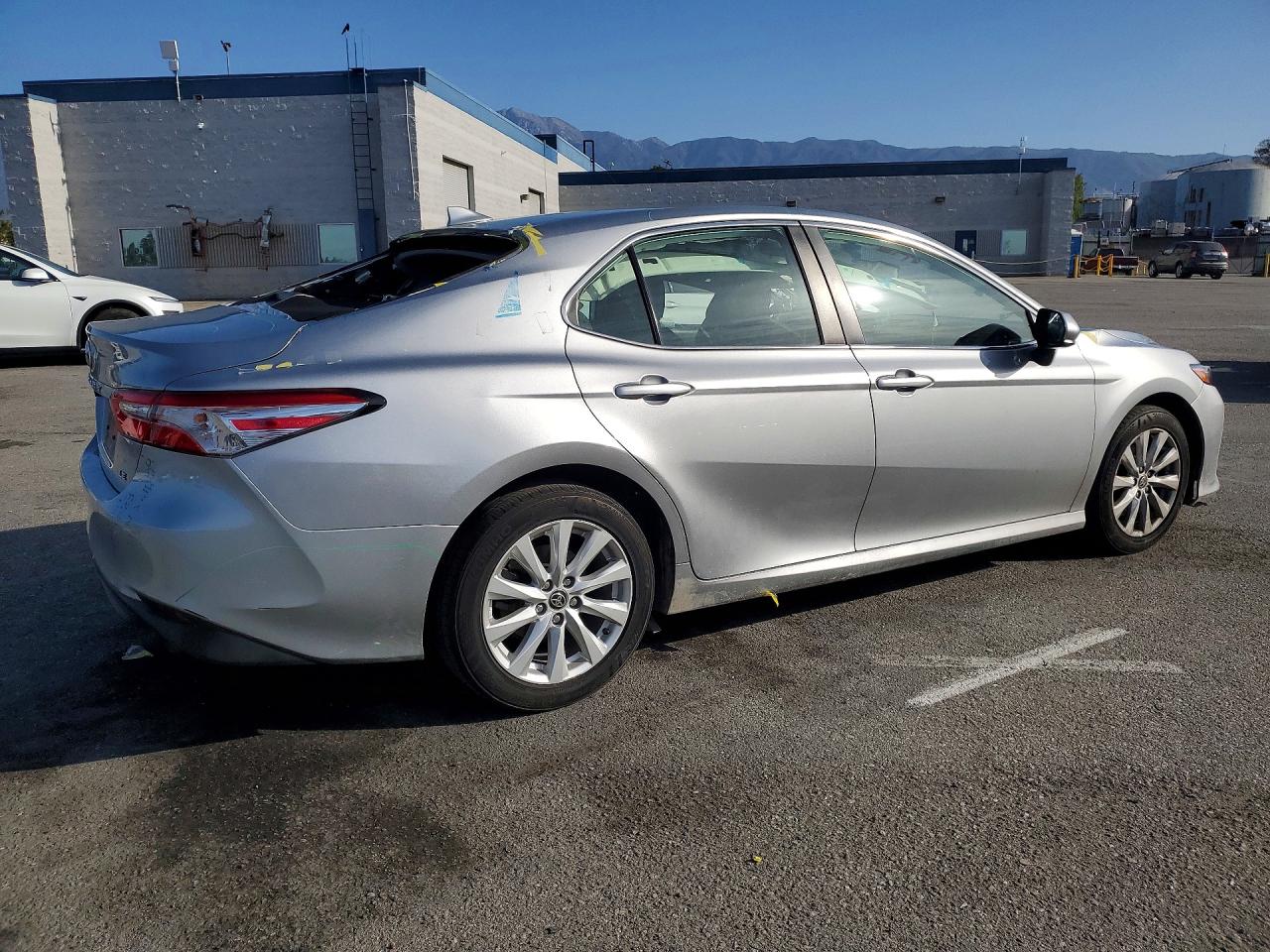 2020 TOYOTA CAMRY LE photo 5
