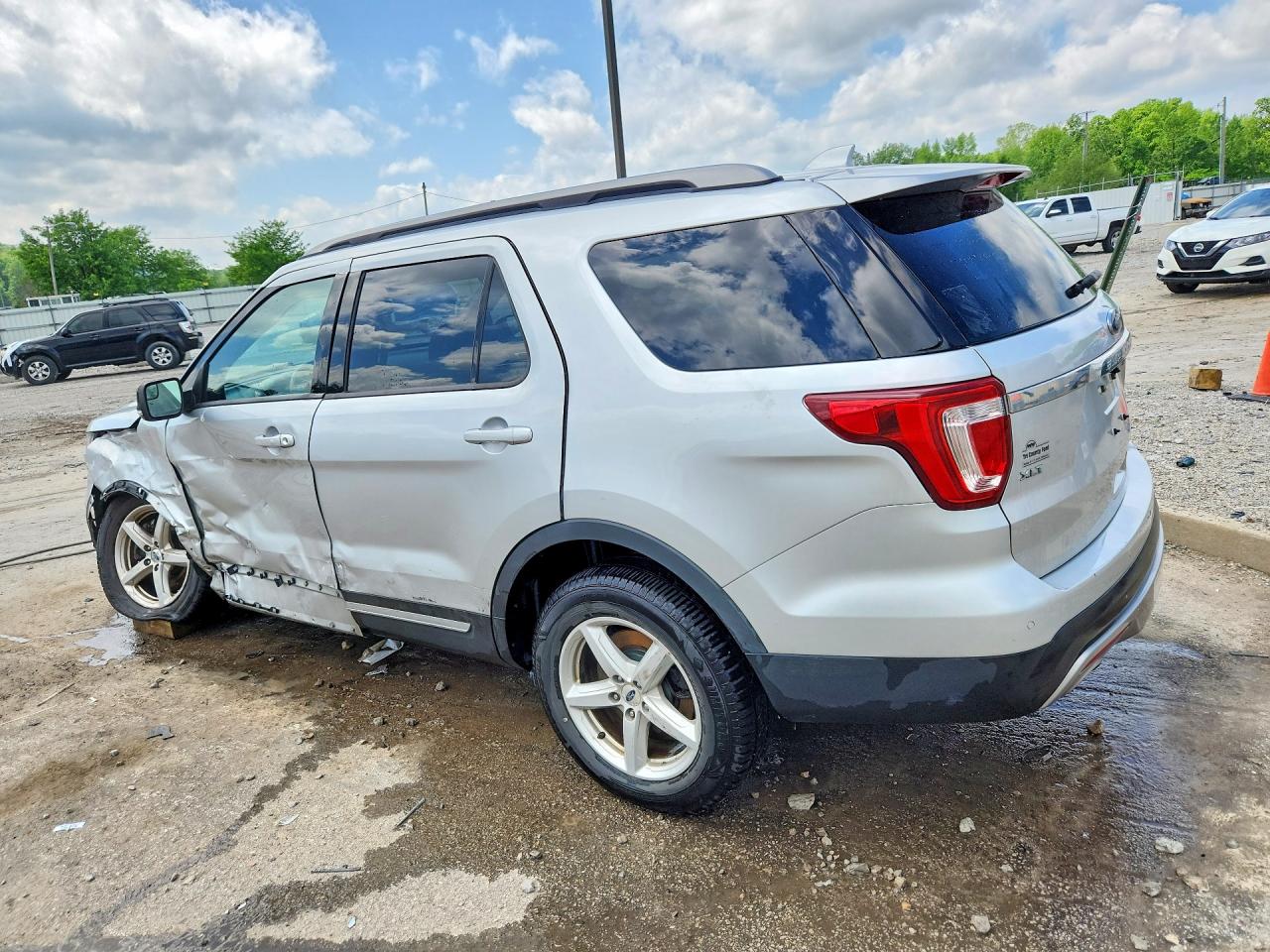 2016 FORD EXPLORER XLT photo 2