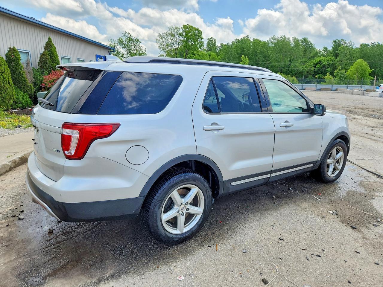 2016 FORD EXPLORER XLT photo 3