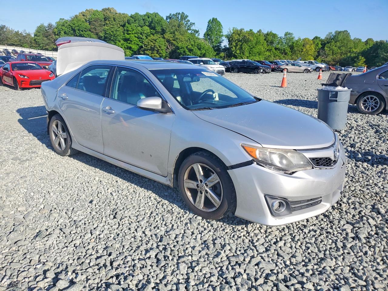 2014 TOYOTA CAMRY SE photo 4