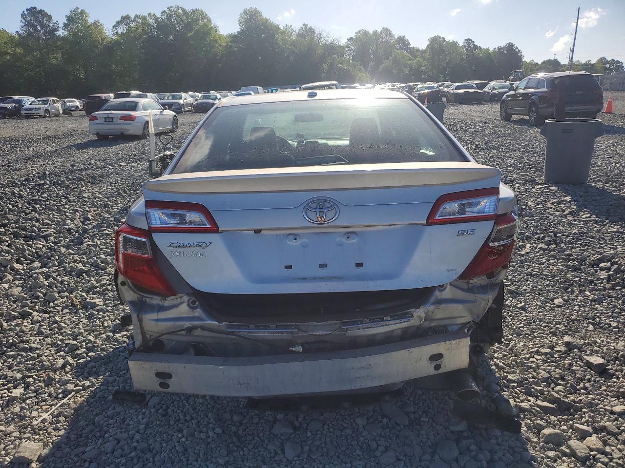 2014 TOYOTA CAMRY SE photo 6