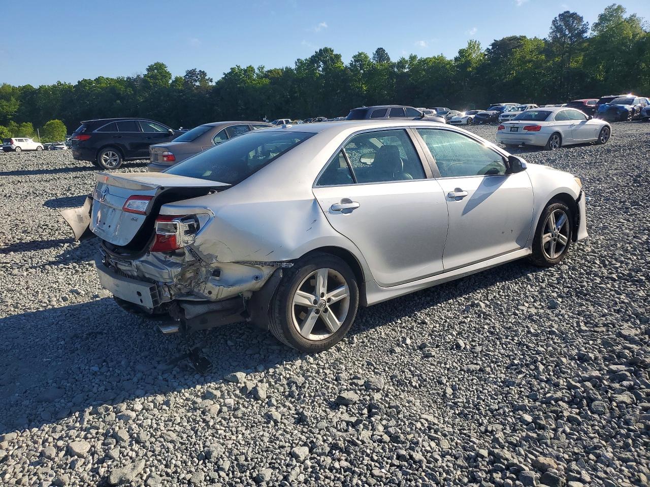 2014 TOYOTA CAMRY SE photo 3