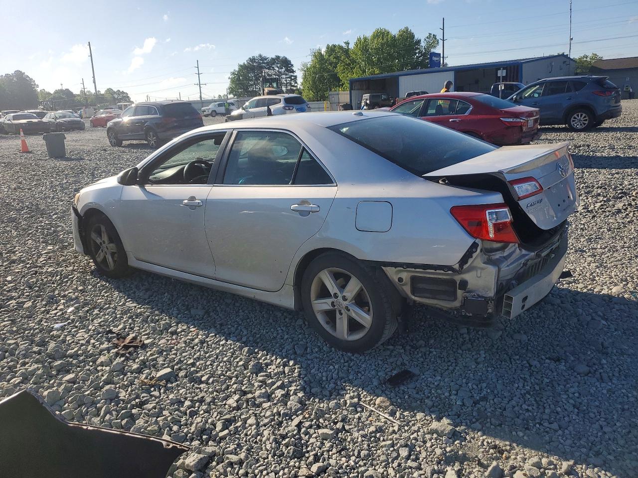 2014 TOYOTA CAMRY SE photo 2