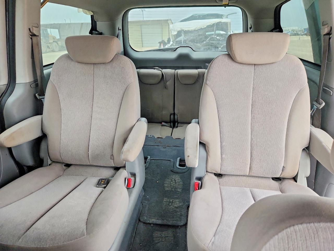 2010 KIA SEDONA LX photo 19