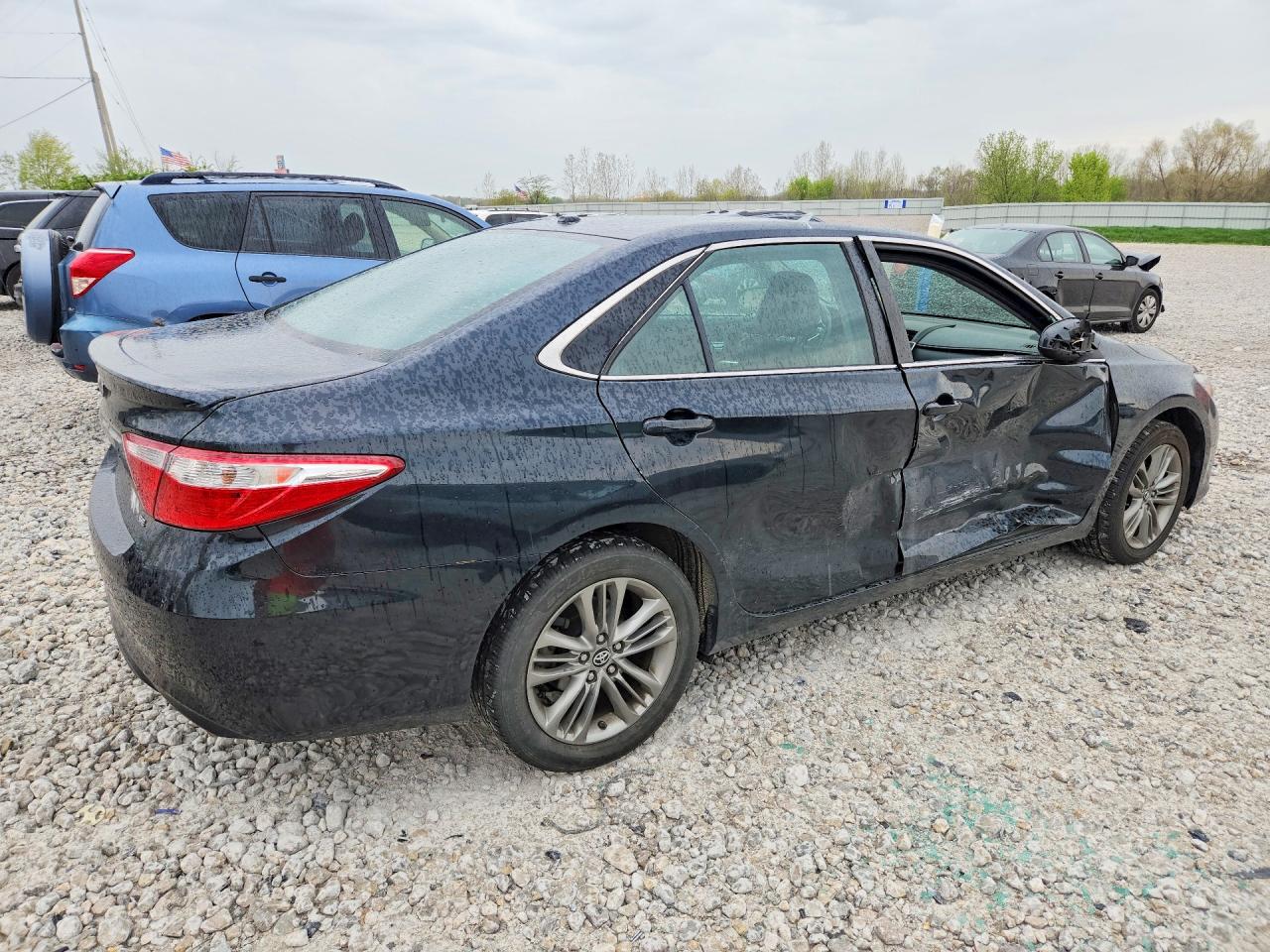 2017 TOYOTA CAMRY SE photo 3