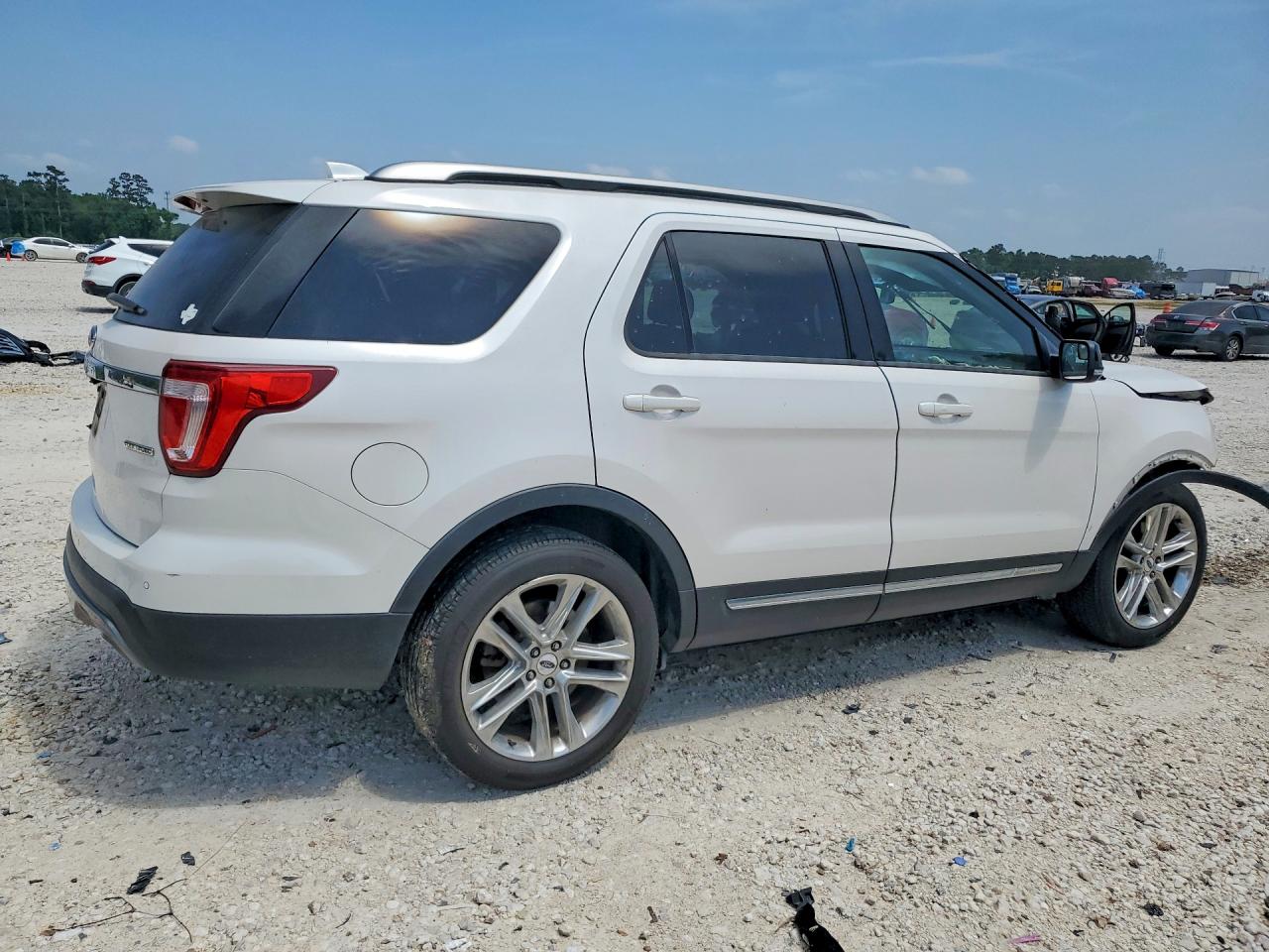 2016 FORD EXPLORER XLT photo 5