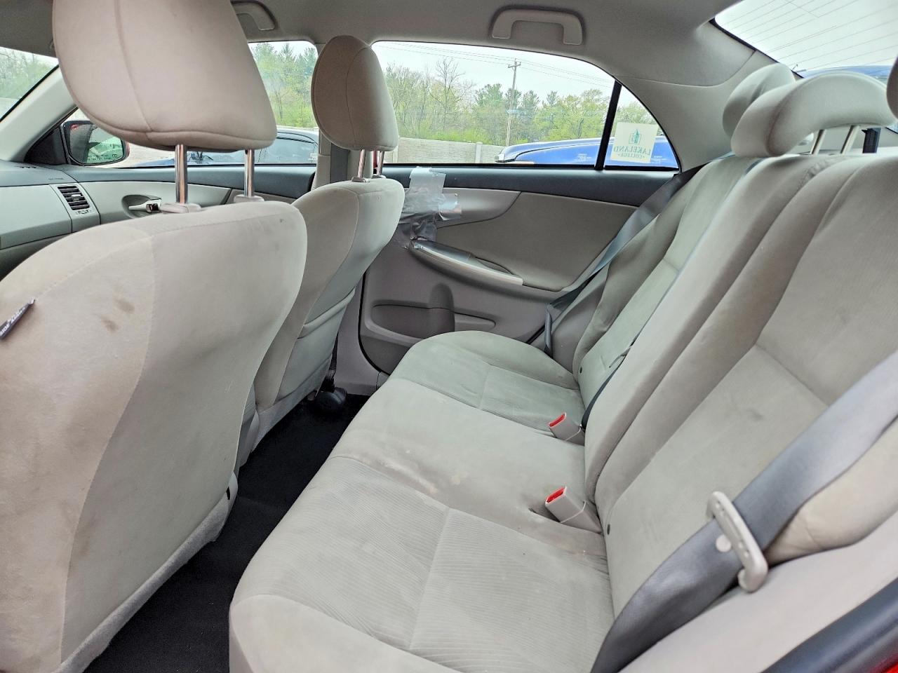 2013 TOYOTA COROLLA LE photo 28