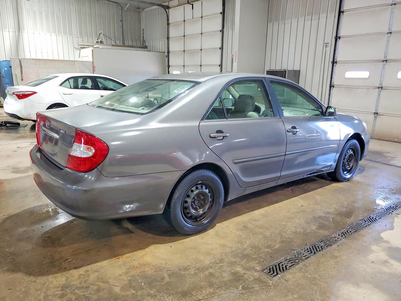 2004 TOYOTA CAMRY LE photo 5