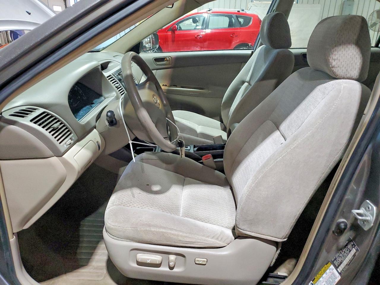 2004 TOYOTA CAMRY LE photo 13