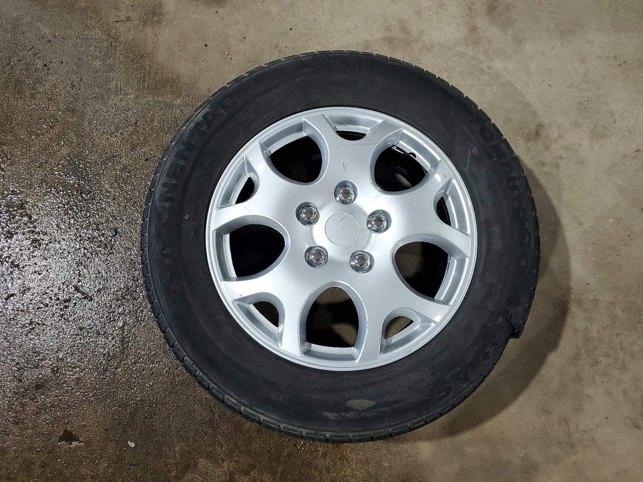 2004 TOYOTA CAMRY LE photo 23