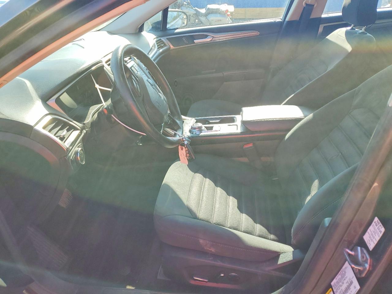 2017 FORD FUSION SE photo 19