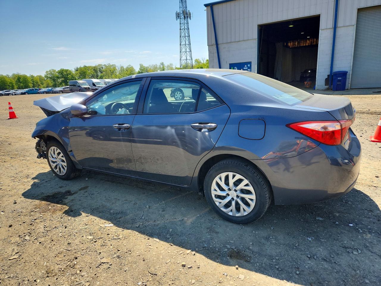2017 TOYOTA COROLLA LE photo 3