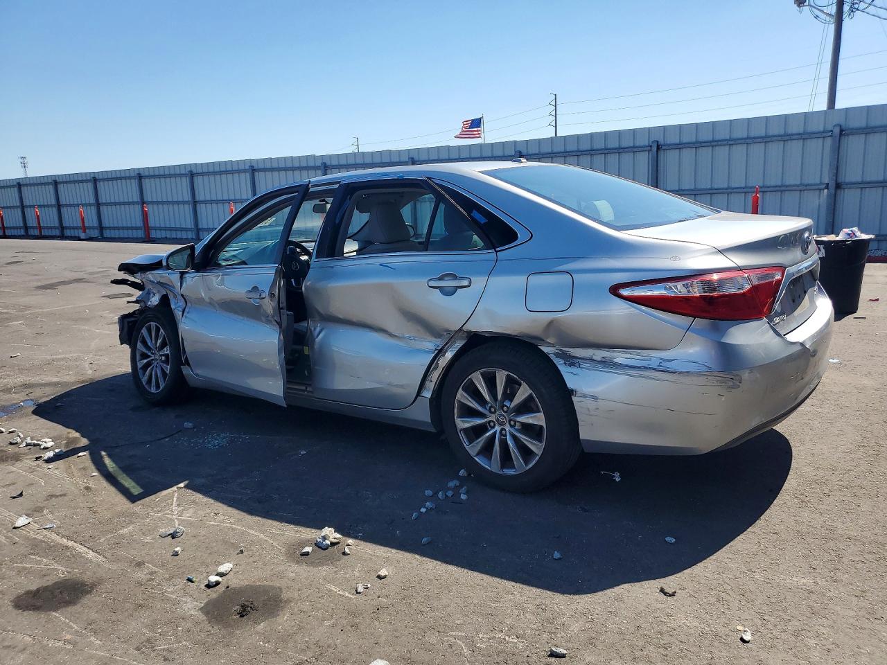 2016 TOYOTA CAMRY XLE photo 2