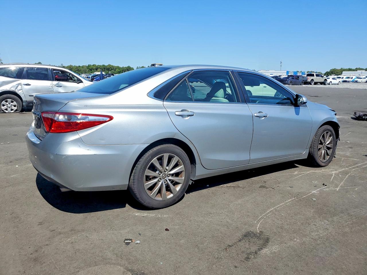 2016 TOYOTA CAMRY XLE photo 3