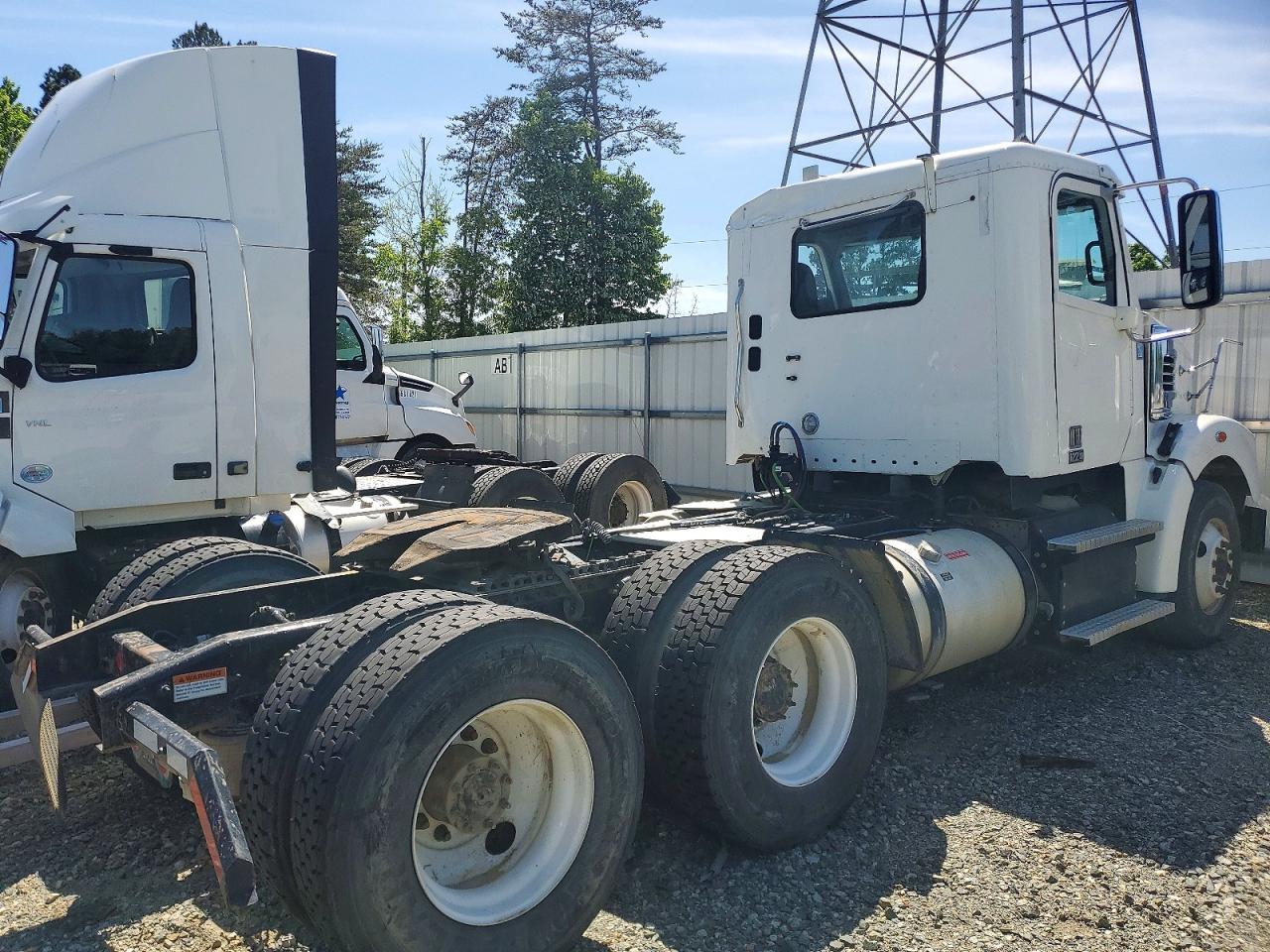 2022 FREIGHTLINER SD122 SEMI TRUCK photo 4