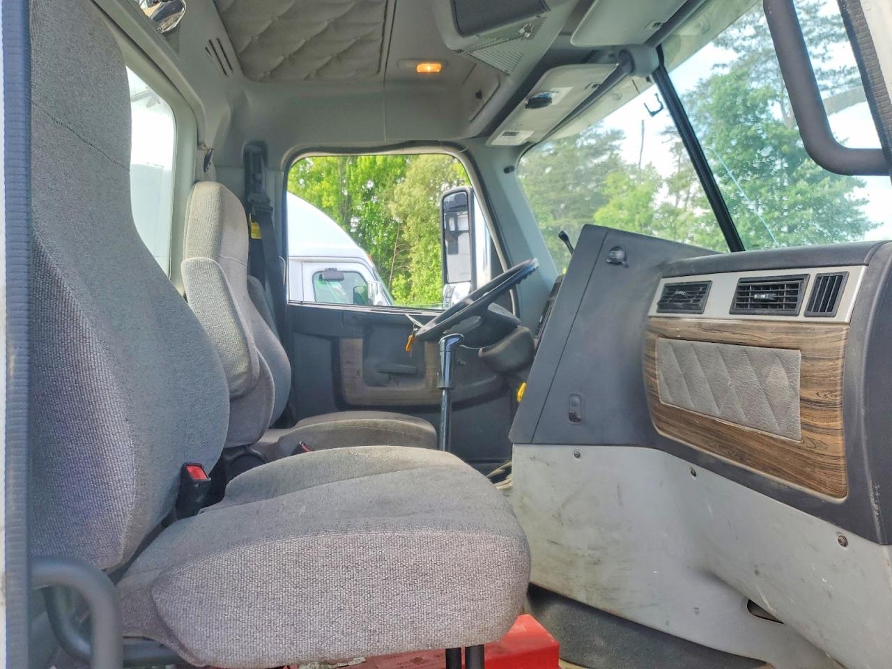 2022 FREIGHTLINER SD122 SEMI TRUCK photo 5