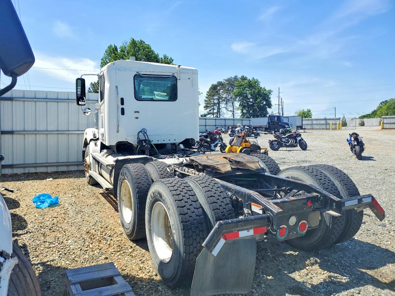 2022 FREIGHTLINER SD122 SEMI TRUCK photo 3