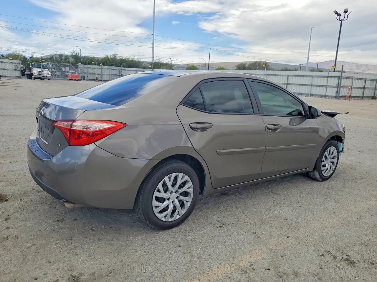 2018 TOYOTA COROLLA LE photo 5