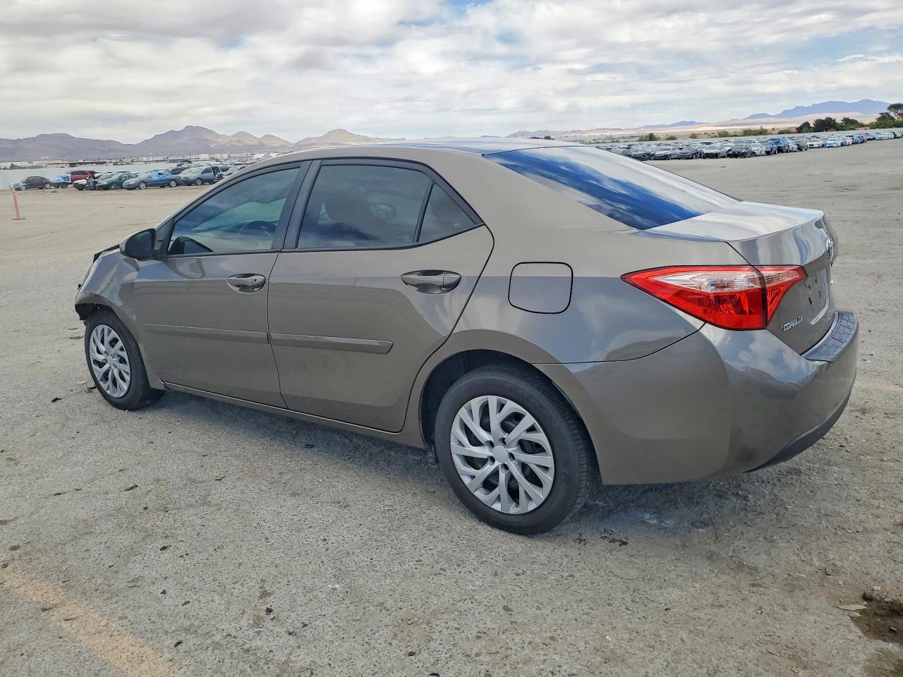 2018 TOYOTA COROLLA LE photo 3