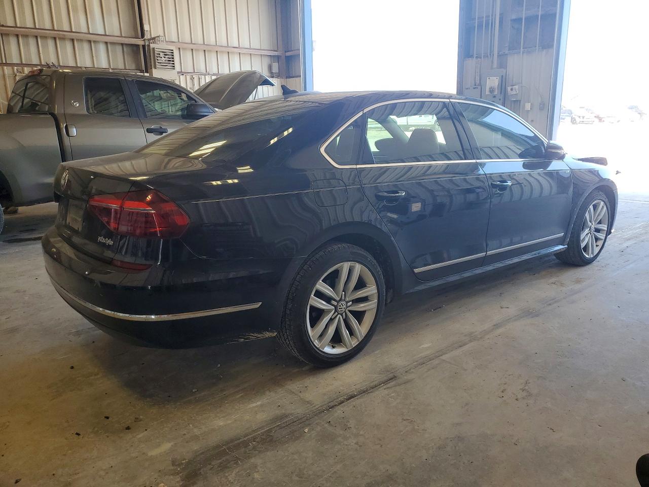 2017 VOLKSWAGEN PASSAT SEL PREMIUM photo 3