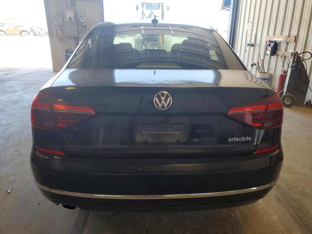 2017 VOLKSWAGEN PASSAT SEL PREMIUM photo 6