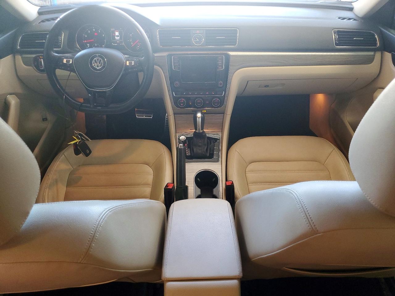 2017 VOLKSWAGEN PASSAT SEL PREMIUM photo 8