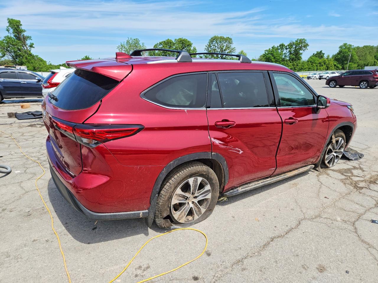 2021 TOYOTA HIGHLANDER XLE photo 5