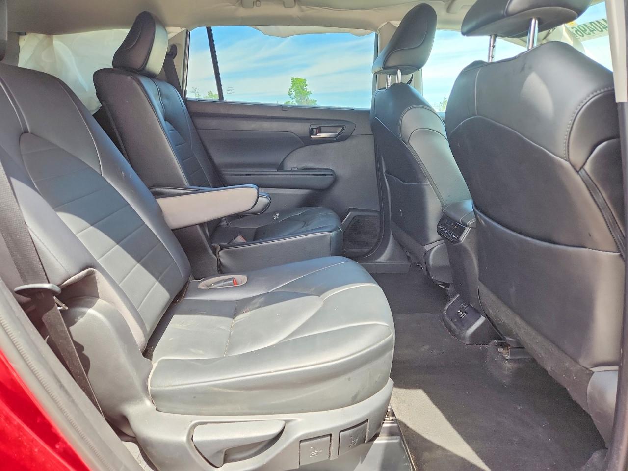 2021 TOYOTA HIGHLANDER XLE photo 21